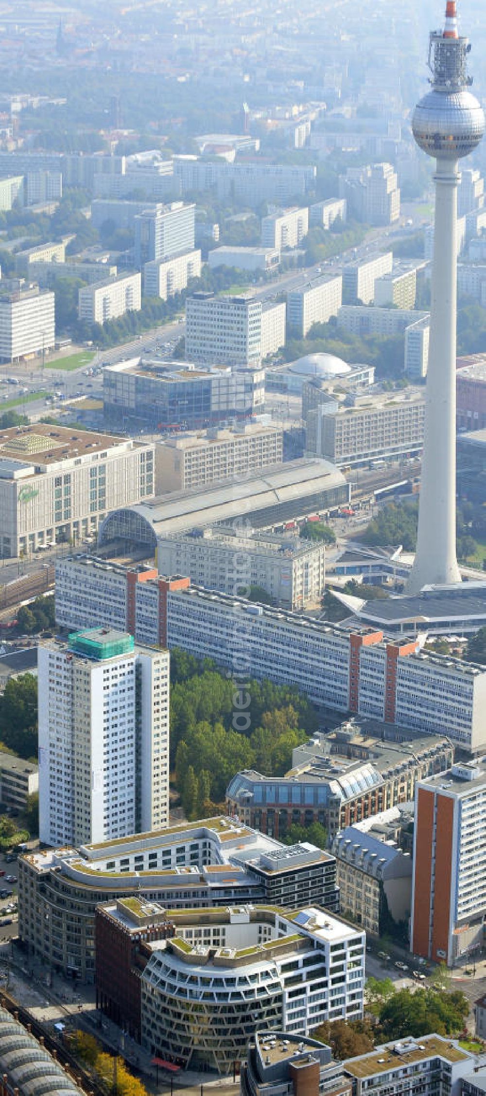 Berlin Mitte from above - Blick die fast fertigen Neubauten Hackesches Quartier, einem neuen Büro- und Geschäftshauskomplex in Mitte. Bauherr ist die Investitionsgesellschaft Hackesches Quartier mbH & Co. KG. Verantwortlich für die Planung sind die Architekten Müller-Reimann. Ausführendes Bauunternehmen ist die BAM Deutschland AG (ehemals Müller-Altvatter-Bauunternehmung GmbH & Co. KG und Wayss & Freytag Schlüsselfertigbau AG). View at the construction site from Hackescher quarters, a new office and commercial complex in the middle. Investor is the investment company Hackesches Quarter mbH & Co. KG.