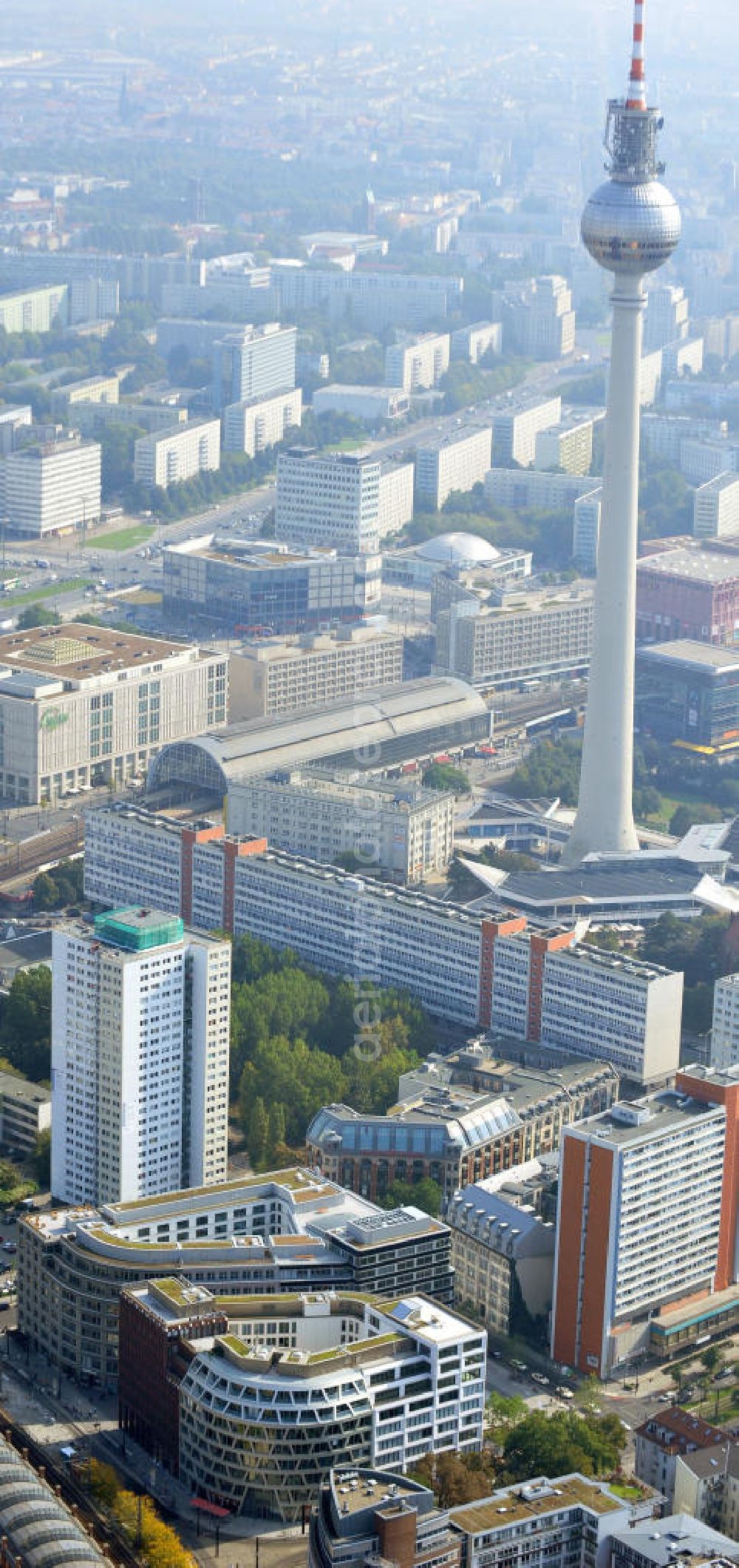 Berlin Mitte from the bird's eye view: Blick die fast fertigen Neubauten Hackesches Quartier, einem neuen Büro- und Geschäftshauskomplex in Mitte. Bauherr ist die Investitionsgesellschaft Hackesches Quartier mbH & Co. KG. Verantwortlich für die Planung sind die Architekten Müller-Reimann. Ausführendes Bauunternehmen ist die BAM Deutschland AG (ehemals Müller-Altvatter-Bauunternehmung GmbH & Co. KG und Wayss & Freytag Schlüsselfertigbau AG). View at the construction site from Hackescher quarters, a new office and commercial complex in the middle. Investor is the investment company Hackesches Quarter mbH & Co. KG.