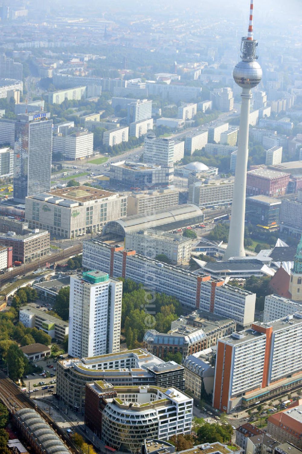 Aerial image Berlin Mitte - Blick die fast fertigen Neubauten Hackesches Quartier, einem neuen Büro- und Geschäftshauskomplex in Mitte. Bauherr ist die Investitionsgesellschaft Hackesches Quartier mbH & Co. KG. Verantwortlich für die Planung sind die Architekten Müller-Reimann. Ausführendes Bauunternehmen ist die BAM Deutschland AG (ehemals Müller-Altvatter-Bauunternehmung GmbH & Co. KG und Wayss & Freytag Schlüsselfertigbau AG). View at the construction site from Hackescher quarters, a new office and commercial complex in the middle. Investor is the investment company Hackesches Quarter mbH & Co. KG.