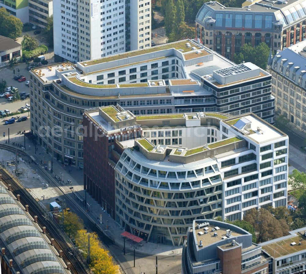 Aerial photograph Berlin Mitte - Blick die fast fertigen Neubauten Hackesches Quartier, einem neuen Büro- und Geschäftshauskomplex in Mitte. Bauherr ist die Investitionsgesellschaft Hackesches Quartier mbH & Co. KG. Verantwortlich für die Planung sind die Architekten Müller-Reimann. Ausführendes Bauunternehmen ist die BAM Deutschland AG (ehemals Müller-Altvatter-Bauunternehmung GmbH & Co. KG und Wayss & Freytag Schlüsselfertigbau AG). View at the construction site from Hackescher quarters, a new office and commercial complex in the middle. Investor is the investment company Hackesches Quarter mbH & Co. KG.