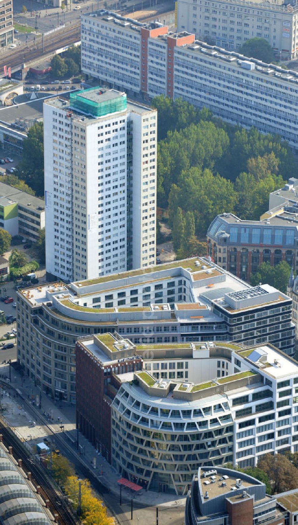 Berlin Mitte from above - Blick die fast fertigen Neubauten Hackesches Quartier, einem neuen Büro- und Geschäftshauskomplex in Mitte. Bauherr ist die Investitionsgesellschaft Hackesches Quartier mbH & Co. KG. Verantwortlich für die Planung sind die Architekten Müller-Reimann. Ausführendes Bauunternehmen ist die BAM Deutschland AG (ehemals Müller-Altvatter-Bauunternehmung GmbH & Co. KG und Wayss & Freytag Schlüsselfertigbau AG). View at the construction site from Hackescher quarters, a new office and commercial complex in the middle. Investor is the investment company Hackesches Quarter mbH & Co. KG.