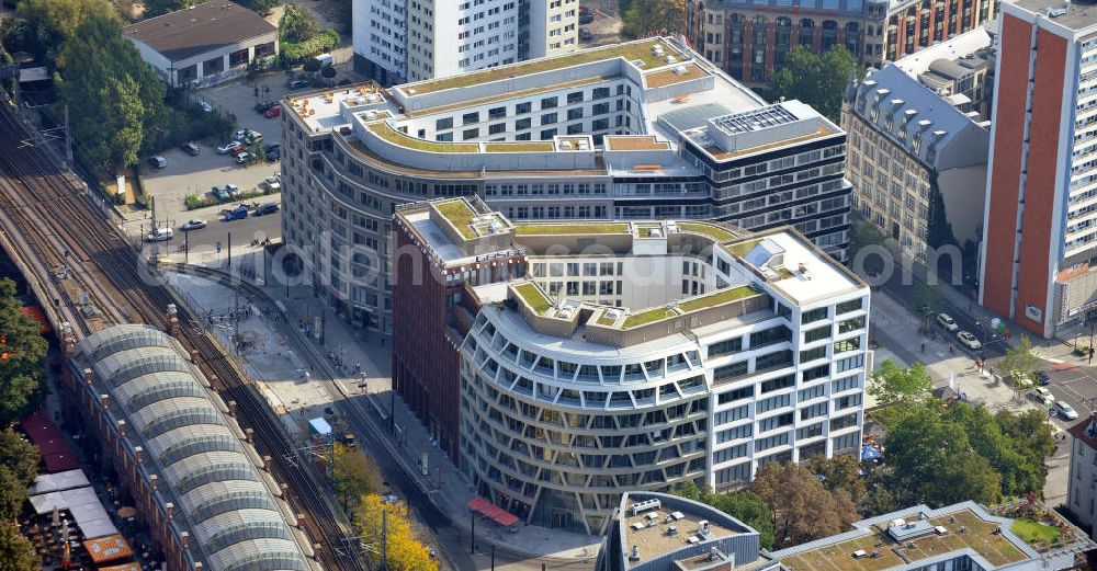 Berlin Mitte from the bird's eye view: Blick die fast fertigen Neubauten Hackesches Quartier, einem neuen Büro- und Geschäftshauskomplex in Mitte. Bauherr ist die Investitionsgesellschaft Hackesches Quartier mbH & Co. KG. Verantwortlich für die Planung sind die Architekten Müller-Reimann. Ausführendes Bauunternehmen ist die BAM Deutschland AG (ehemals Müller-Altvatter-Bauunternehmung GmbH & Co. KG und Wayss & Freytag Schlüsselfertigbau AG). View at the construction site from Hackescher quarters, a new office and commercial complex in the middle. Investor is the investment company Hackesches Quarter mbH & Co. KG.