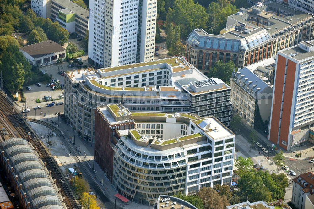 Aerial image Berlin Mitte - Blick die fast fertigen Neubauten Hackesches Quartier, einem neuen Büro- und Geschäftshauskomplex in Mitte. Bauherr ist die Investitionsgesellschaft Hackesches Quartier mbH & Co. KG. Verantwortlich für die Planung sind die Architekten Müller-Reimann. Ausführendes Bauunternehmen ist die BAM Deutschland AG (ehemals Müller-Altvatter-Bauunternehmung GmbH & Co. KG und Wayss & Freytag Schlüsselfertigbau AG). View at the construction site from Hackescher quarters, a new office and commercial complex in the middle. Investor is the investment company Hackesches Quarter mbH & Co. KG.