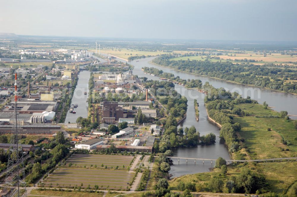 Aerial image Magdeburg - Blick auf den Hafen Magdeburg an der Elbe. Der Binnenhafen ist in vier Güterumschlagplätze eingeteilt, der Handelshafen, Industriehafen, Kanalhafen und der Hanseshafen. Das Gebiet verteilt sich über die Stadtteile Alte-Neustadt, Industriehafen und Gewerbegebiet Nord. Jedoch hat der Handelshafen für die Schiffahrt heute keine Bedeutung mehr, dieser Bereich wird stetig zum Wissenschaftsstandort umgebaut. Kontakt: Magdeburger Hafen GmbH, Saalestraße 20, 39126 Magdeburg, Tel. +49(0)391 5939-0, Fax +49(0)391 5616648, email: Logistik@magdeburg-hafen.de