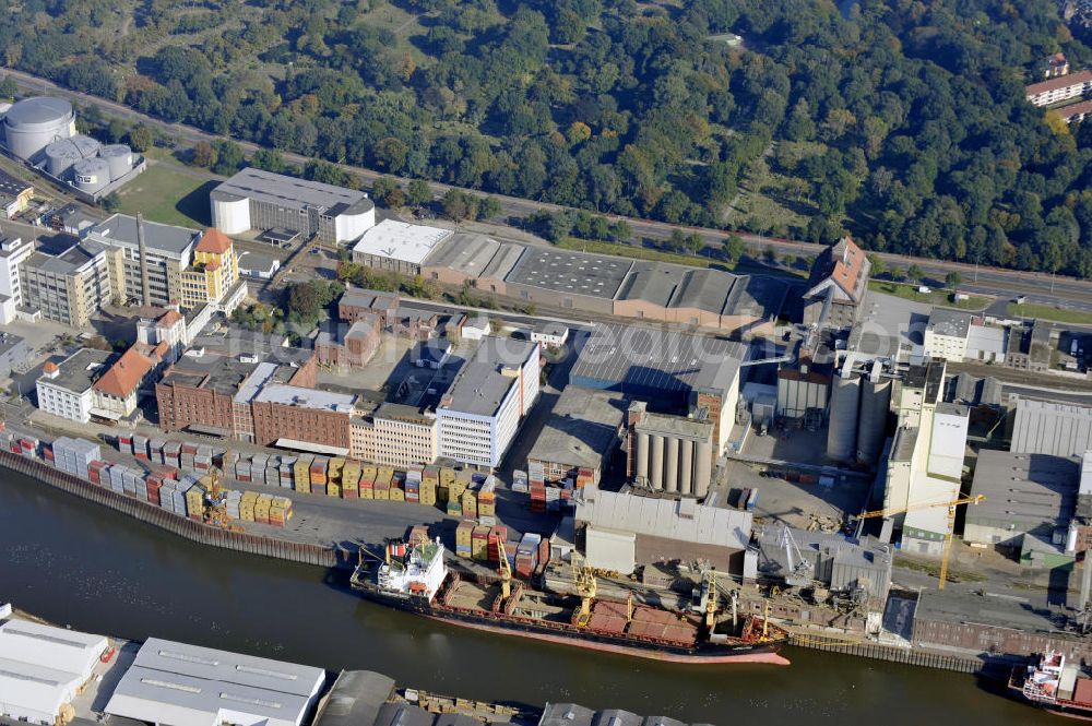 Aerial photograph Bremen - Blick auf den Industriehafen im Bremer Stadtteil Häfen. The industrial port in the district Häfen of Bremen.