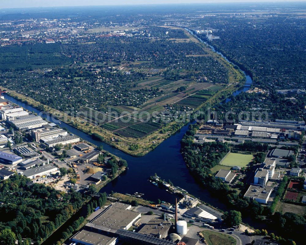 Berlin from above - Blick über den Hafen Britz-Ost auf das Gelände der Späthschen Baumschule vor dem Bau der Bundesautobahn A113. Beim Hafen Britz-Ost zweigen der Neuköllner-Schifffahrts-Kanal und der Britzer Verbindungskanal vom Teltowkanal ab. View over the Britz-Ost Port to the Späthsche arboretum before build the freeway 113.