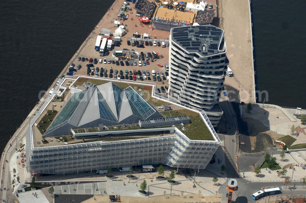 Aerial photograph Hamburg - Unilever Deutschlandzentrale und Marco Polo Tower der Hafen City 7 Quartier Strandkai. Projektentwicklung: