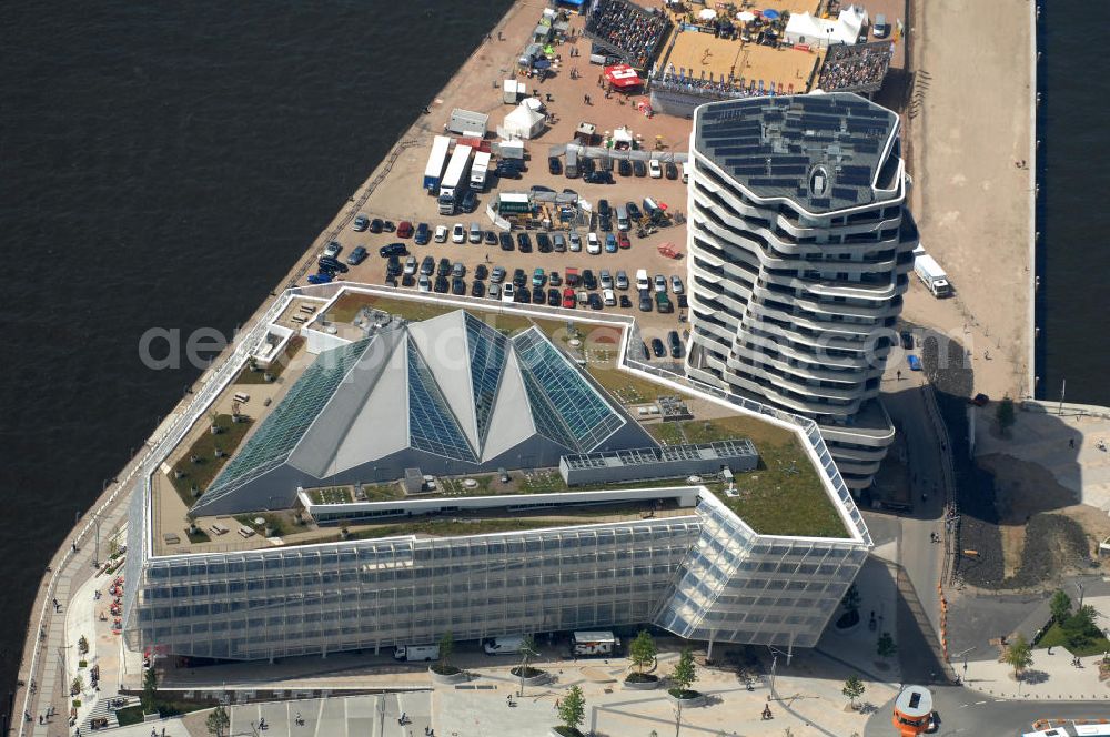 Hamburg from above - Unilever Deutschlandzentrale und Marco Polo Tower der Hafen City 7 Quartier Strandkai. Projektentwicklung: