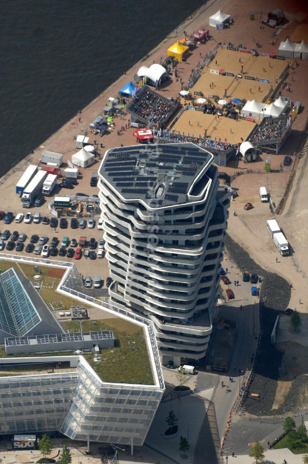 Hamburg from the bird's eye view: Unilever Deutschlandzentrale und Marco Polo Tower der Hafen City 7 Quartier Strandkai. Projektentwicklung: