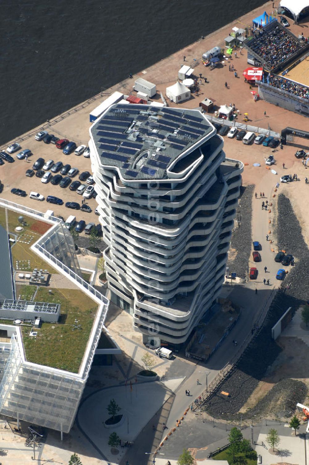 Aerial image Hamburg - Unilever Deutschlandzentrale und Marco Polo Tower der Hafen City 7 Quartier Strandkai. Projektentwicklung: