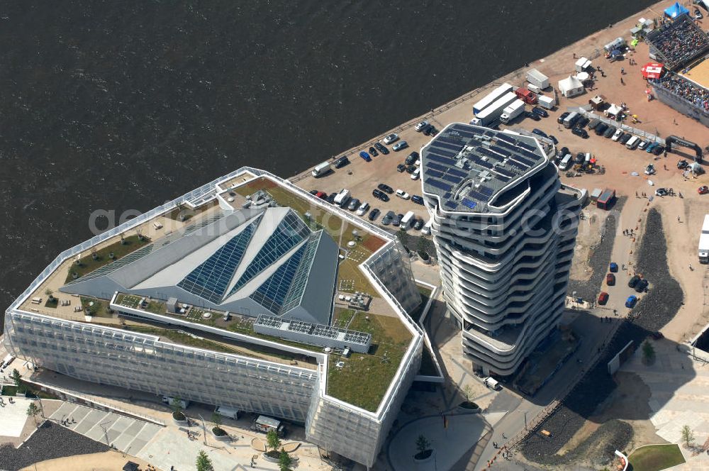 Aerial photograph Hamburg - Unilever Deutschlandzentrale und Marco Polo Tower der Hafen City 7 Quartier Strandkai. Projektentwicklung: