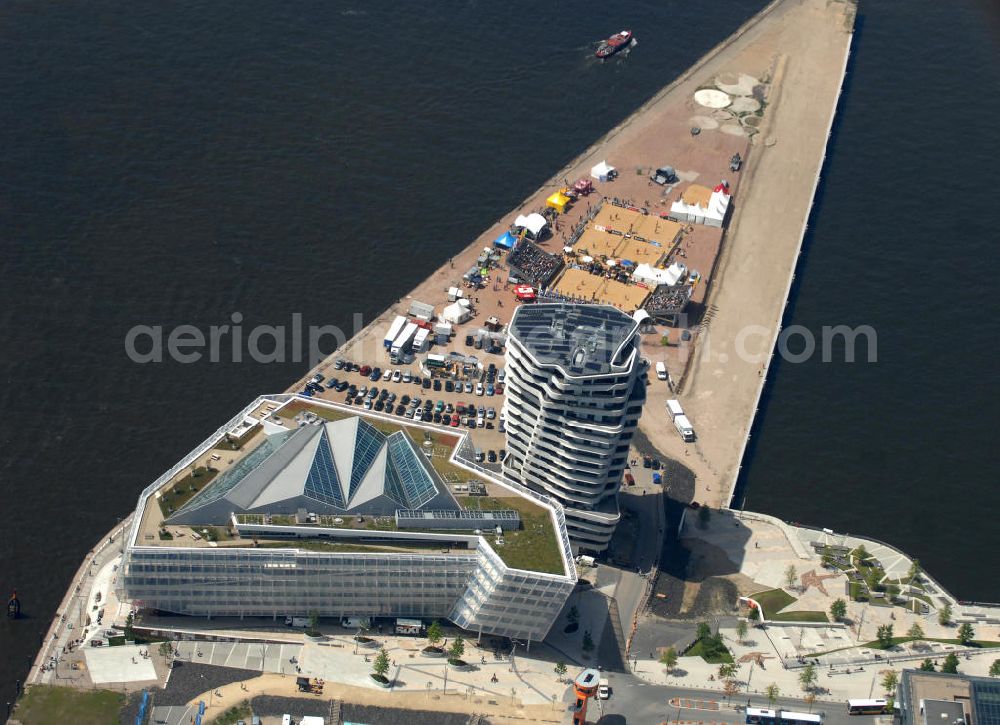 Hamburg from above - Unilever Deutschlandzentrale und Marco Polo Tower der Hafen City 7 Quartier Strandkai. Projektentwicklung: