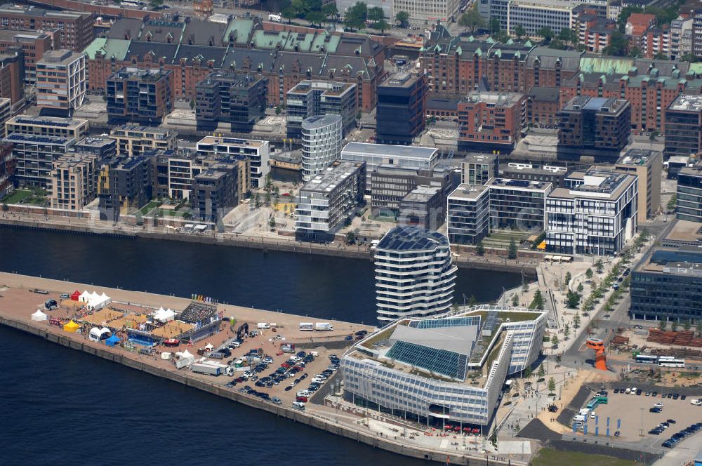 Hamburg from the bird's eye view: Unilever Deutschlandzentrale und Marco Polo Tower der Hafen City 7 Quartier Strandkai. Projektentwicklung: