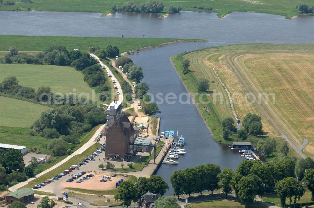 Dömitz from above - Blick auf den Hafen von Dömitz in Mecklenburg-Vorpommern. Die Stadt Dömitz an der Elbe liegt im Südwesten Mecklenburgs im Landkreis Ludwigslust. Der Hafen Dömitz bietet in den umgenutzten Speichergebäuden Erlebnisgastronomie mit einem Panorama Cafè, Fischrestaurant und Beachclub, sowie ein maritimes Hotel. Der Alte Speicher wird auch in der Saison für Kanu- oder Bootsverleih genutzt. Kontakt: Dömitzer Hafen Gastronomie GmbH & Co. KG, Hafenplatz 3, 19303 Dömitz, Tel.: 038758 / 364290,