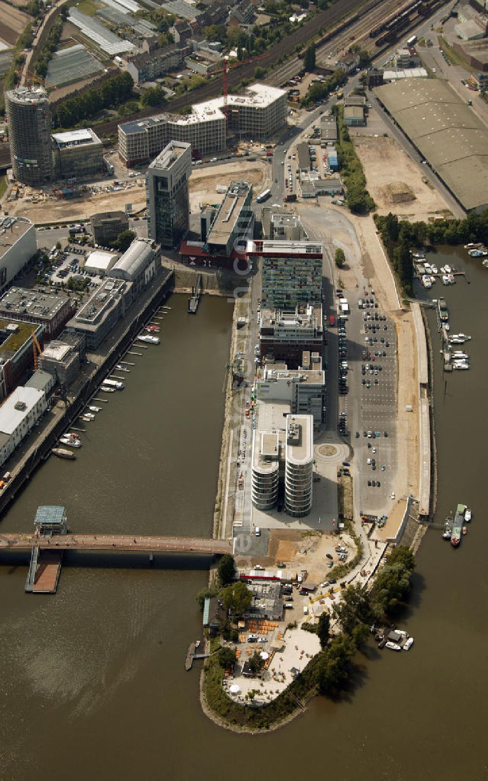 Düsseldorf from the bird's eye view: Blick auf die Speditionstrasse im Düsseldorfer Hafen.