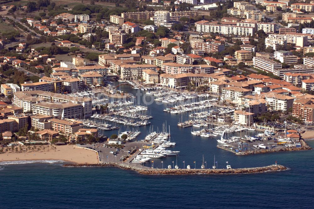 Aerial photograph Fréjus - Blick auf den Hafen von Fréjus an der Cote d' Azur in Frankreich.