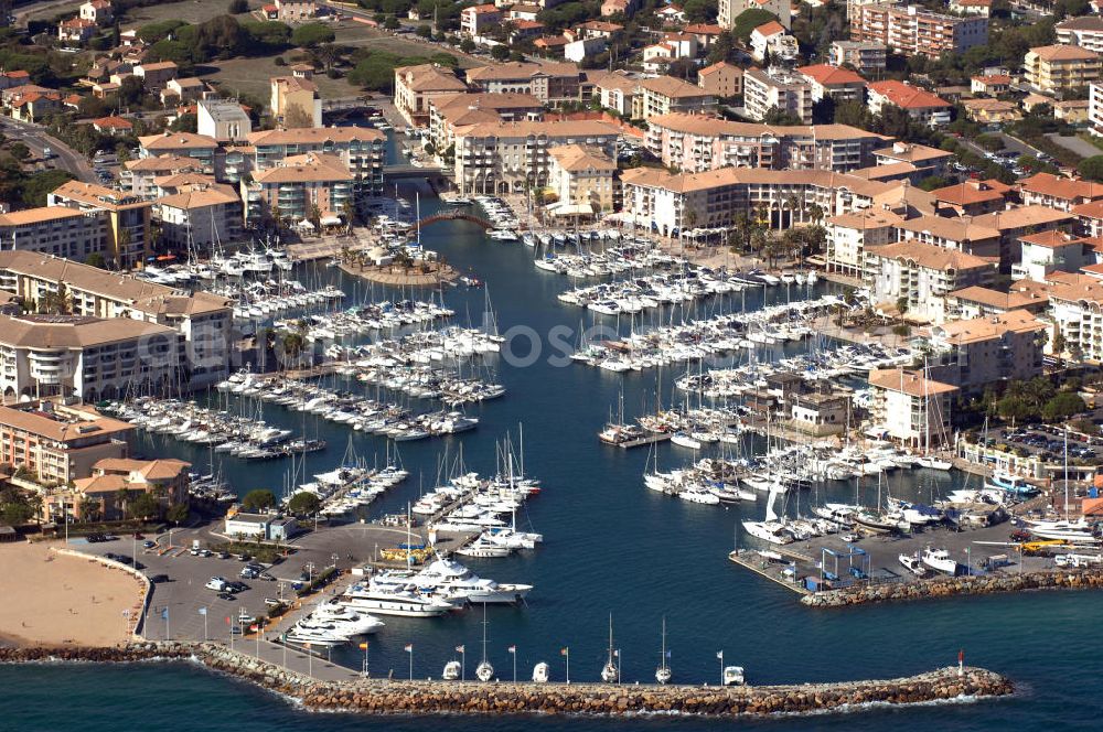 Aerial image Fréjus - Blick auf den Hafen von Fréjus an der Cote d' Azur in Frankreich.