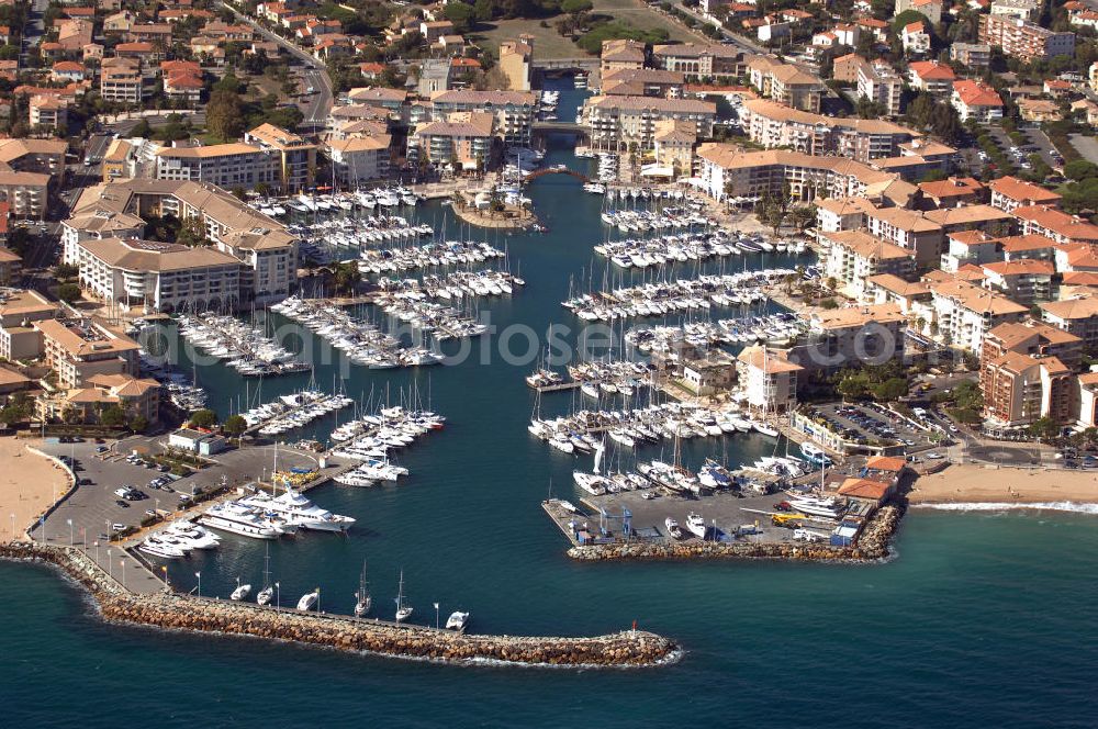 Aerial photograph Fréjus - Blick auf den Hafen von Fréjus an der Cote d' Azur in Frankreich.