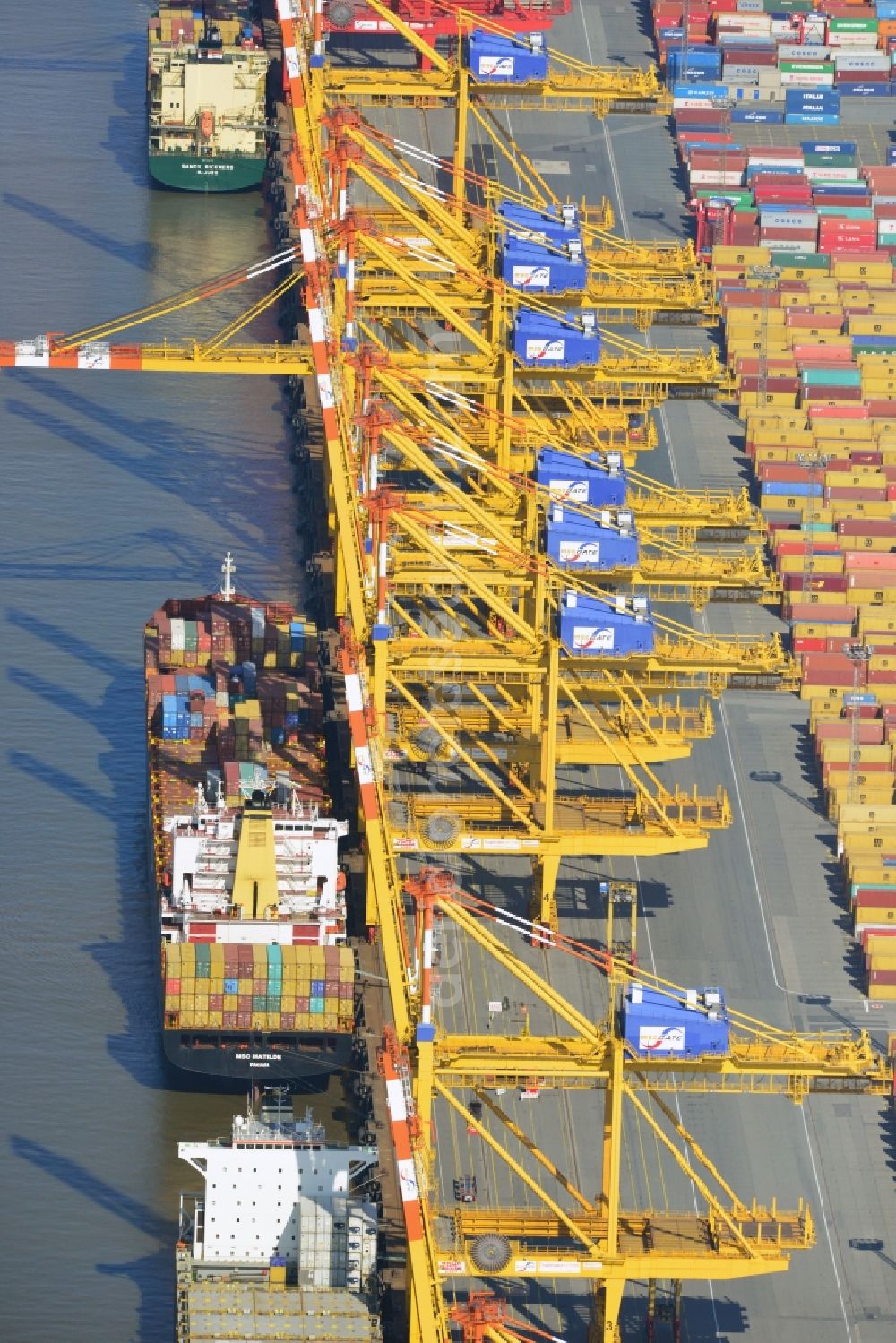 Aerial photograph Bremerhaven - Harbour - site of the container terminal and overseas port Bremerhaven