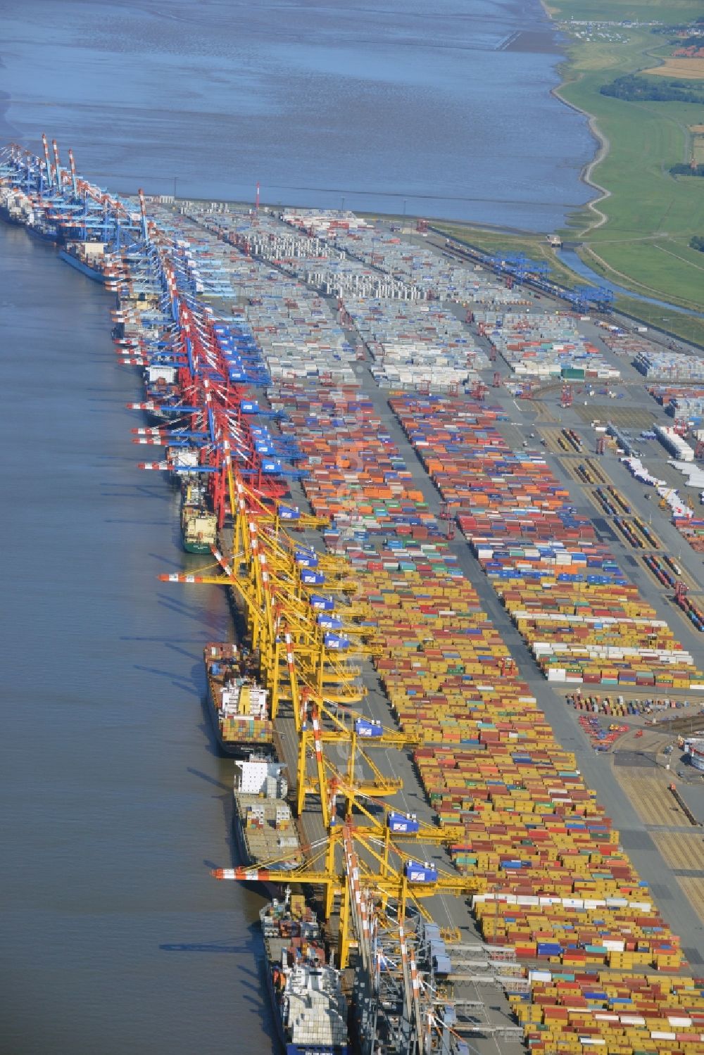 Bremerhaven from the bird's eye view: Harbour - site of the container terminal and overseas port Bremerhaven