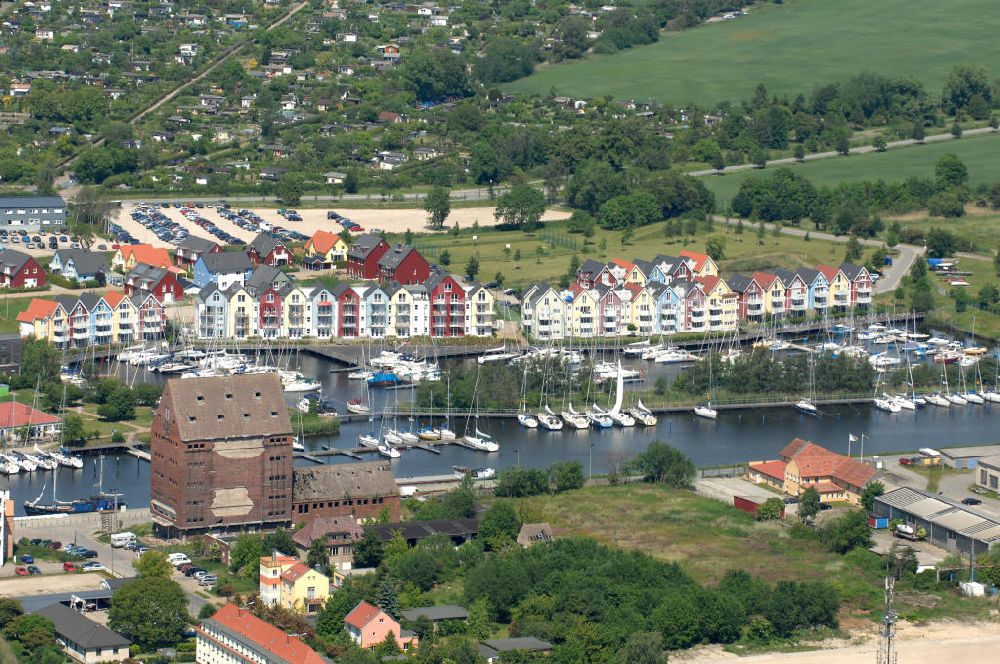 Aerial image Greifswald - Blick über den Hafen mit alten Speicher-Gebäuden und dem Fluss Ryck auf Mehrfamilienhäuser bzw. Einfamilienhäuser an der Deichstraße Ecke Holzteichstraße in Greifswald - Mecklenburg-Vorpommern MV. View onto the harbor / harbour with blocks of flats / appartment house or single-family houses in Greifswald - Mecklenburg-Western Pomerania.