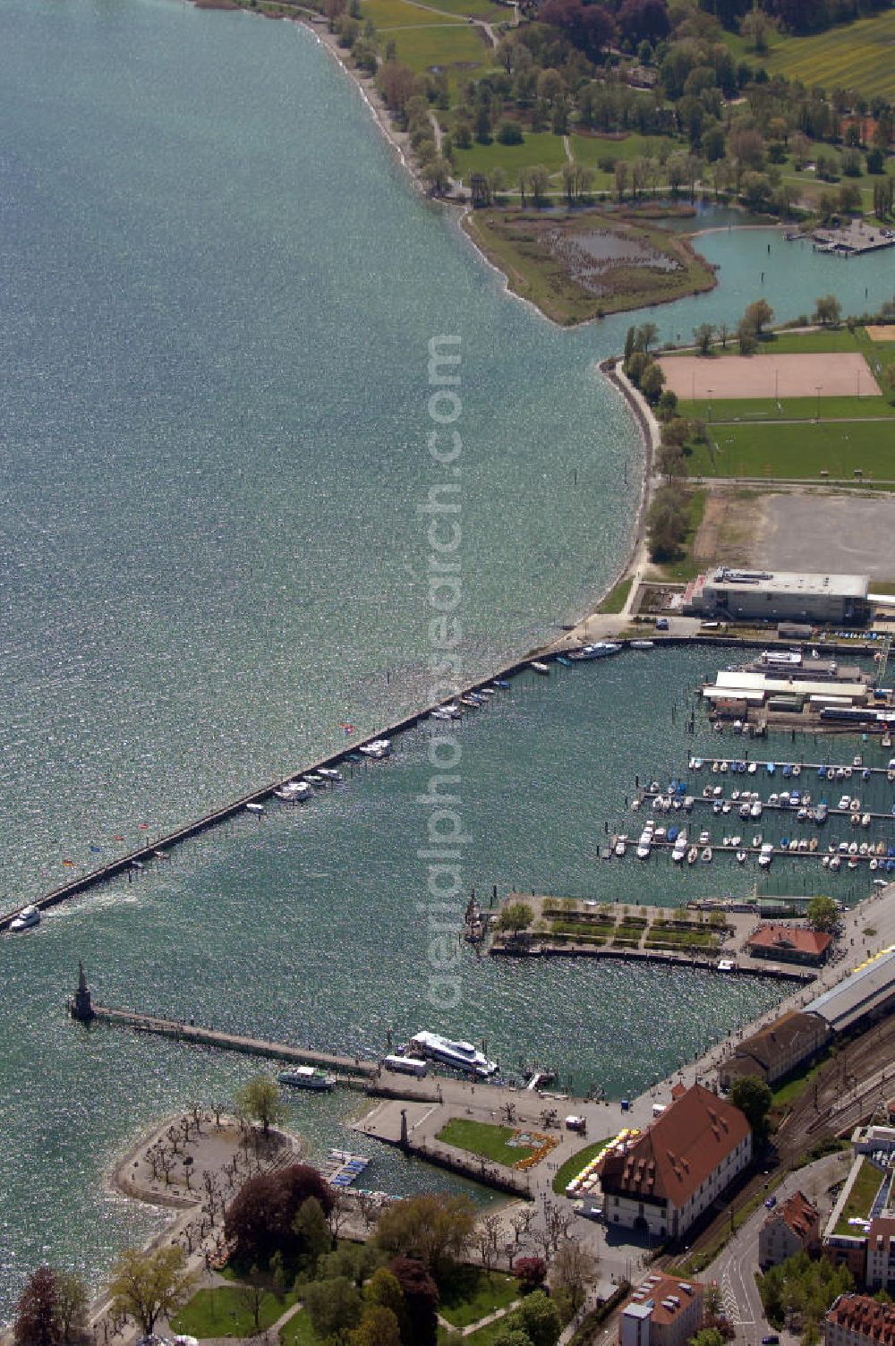 Konstanz from the bird's eye view: Blick auf den Hafen am Bodensee und das Konzilgebäude. Das Konzilgebäude ist eine Sehenswürdigkeit in Konstanz und wird als Restaurant und Veranstaltungssaal genutzt. Kontakt: Tourist-Information Konstanz GmbH, Fischmarkt 2, 78462 Konstanz, Tel. +49(0)7531 1330 30, Fax +49(0)7531 1330 70