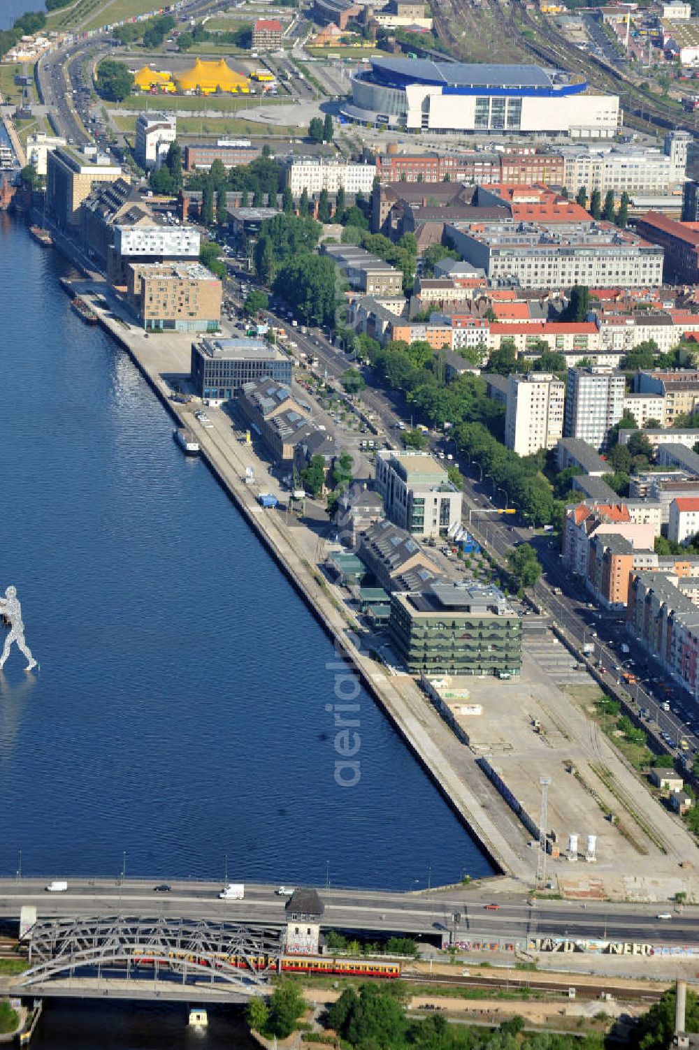 Aerial photograph Berlin Friedrichshain - Blick über die Elsenbrücke auf den Osthafen bzw. Medienhafen Medispree am Ufer der Spree und der Stralauer Allee in Berlin-Friedrichshain. View over the bridge Elsenbruecke to the Eastern Port or Mediaport at th Spree riverside.