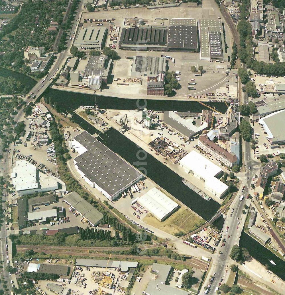 Berlin - Neukölln from the bird's eye view: Hafen Neukölln der BEHALA an der Lahnstraße 5 in Berlin - Neukölln.