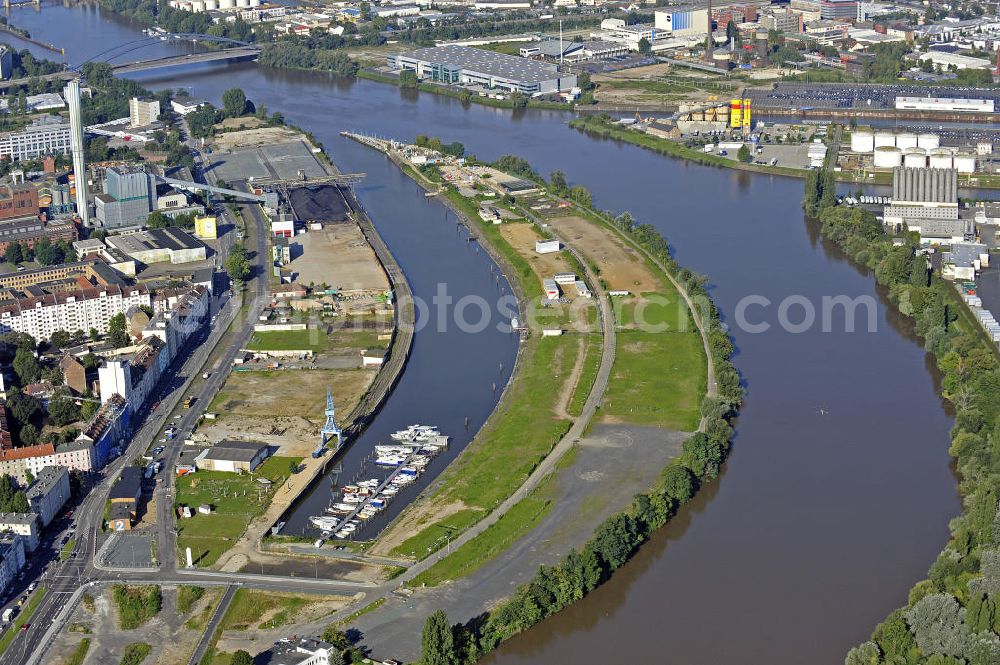 Offenbach from the bird's eye view: Blick auf die Hafeninsel am Main. Auf dem ehemaligen Industriehafen mit einer Fläche vom 256.000 Quadratmetern soll bis 2020 ein Wohn- und Büroviertel entstehen. View of the harbor island in the River Main. On the former industrial port with an area of 256 000 square meters a residential and office district will to be built until 2020.