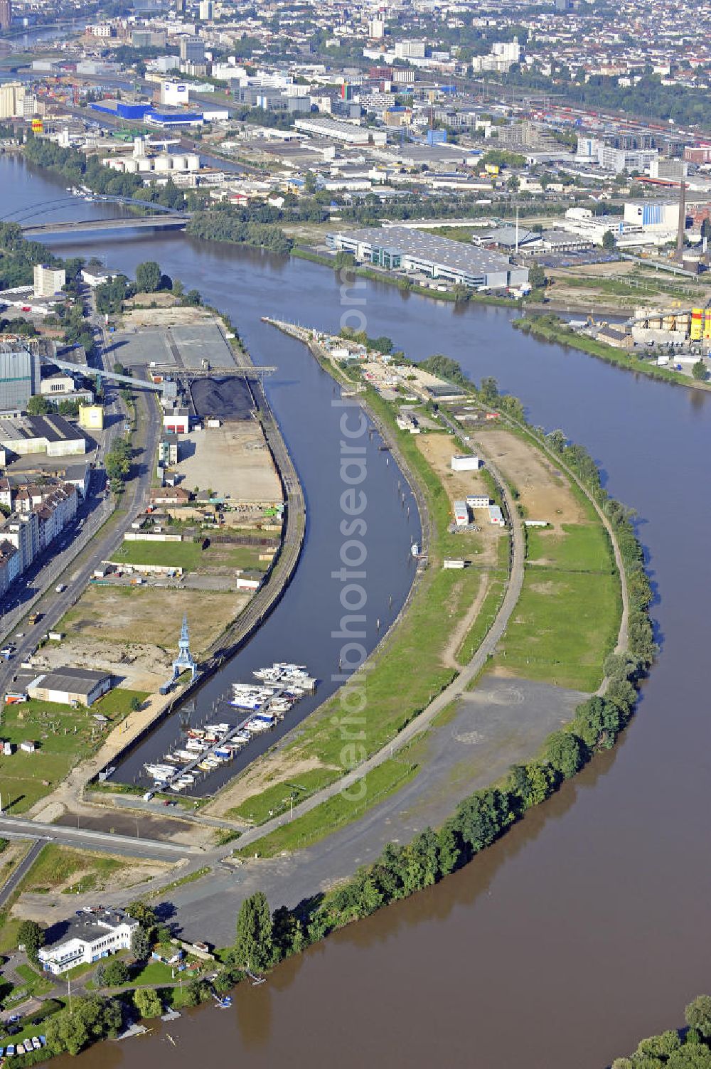 Aerial image Offenbach - Blick auf die Hafeninsel am Main. Auf dem ehemaligen Industriehafen mit einer Fläche vom 256.000 Quadratmetern soll bis 2020 ein Wohn- und Büroviertel entstehen. View of the harbor island in the River Main. On the former industrial port with an area of 256 000 square meters a residential and office district will to be built until 2020.