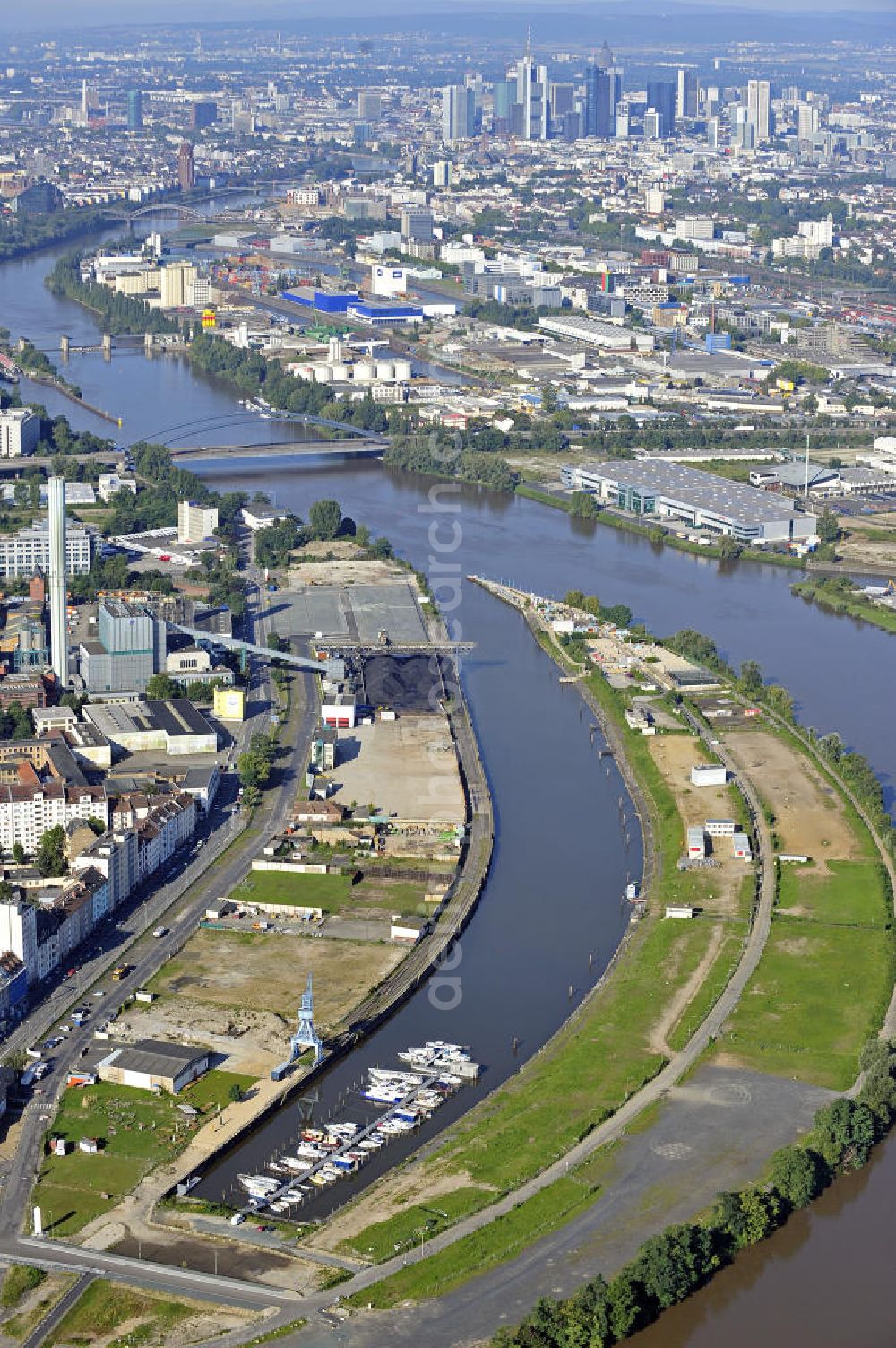 Aerial photograph Offenbach - Blick auf die Hafeninsel am Main. Auf dem ehemaligen Industriehafen mit einer Fläche vom 256.000 Quadratmetern soll bis 2020 ein Wohn- und Büroviertel entstehen. View of the harbor island in the River Main. On the former industrial port with an area of 256 000 square meters a residential and office district will to be built until 2020.