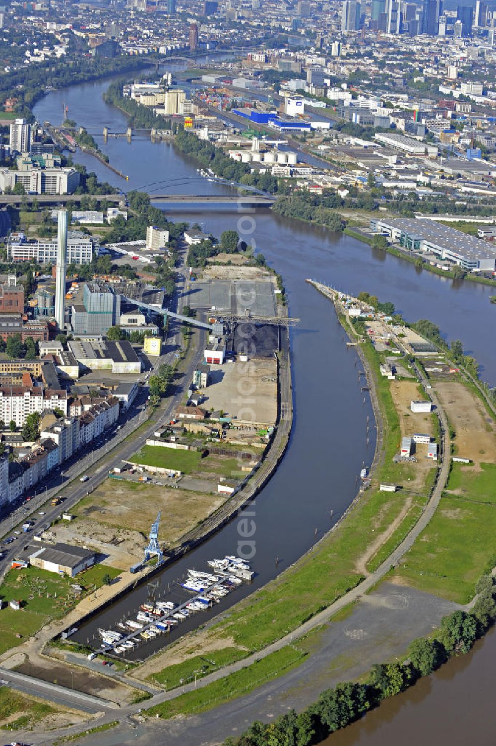 Offenbach from above - Blick auf die Hafeninsel am Main. Auf dem ehemaligen Industriehafen mit einer Fläche vom 256.000 Quadratmetern soll bis 2020 ein Wohn- und Büroviertel entstehen. View of the harbor island in the River Main. On the former industrial port with an area of 256 000 square meters a residential and office district will to be built until 2020.