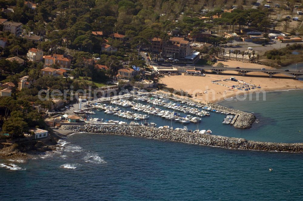 Aerial photograph Saint-Aygulf - Blick auf den Hafen von Saint-Aygulf an der Cote d' Azur in Frankreich. Dahinter verläuft die Küstenstrasse Corniche d' Or.