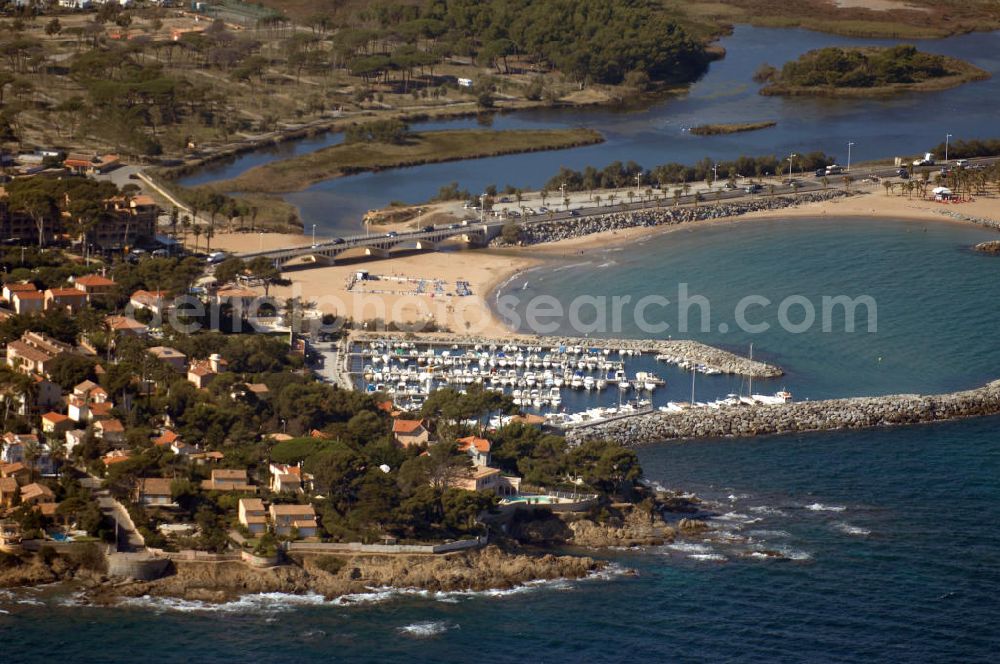 Saint-Aygulf from the bird's eye view: Blick auf den Hafen von Saint-Aygulf an der Cote d' Azur in Frankreich. Dahinter verläuft die Küstenstrasse Corniche d' Or.