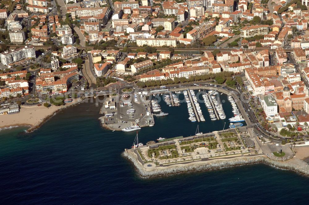 Saint-Raphael from above - Blick auf den Hafen von Saint-Raphael an der Cote d' Azur in Frankreich.