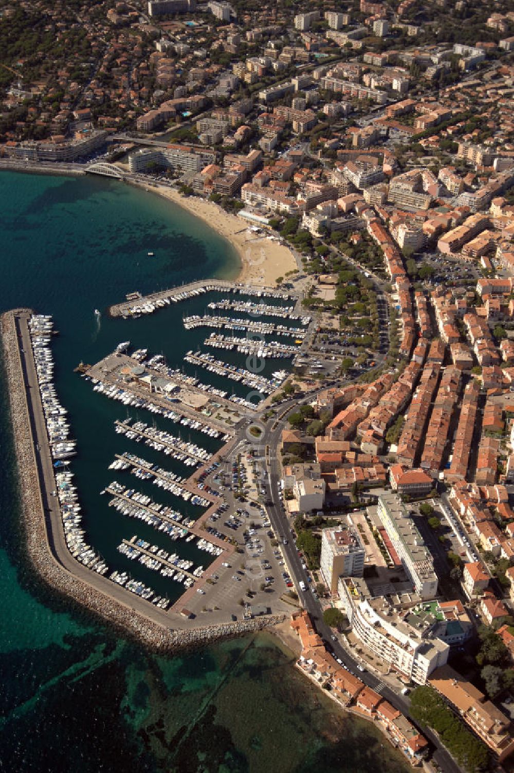 Aerial photograph Sainte-Maxime - Blick auf Sainte-Maxime und den Hafen an der Cote d' Azur in Frankreich. Der Yachthafen hat über 700 Liegeplätze.