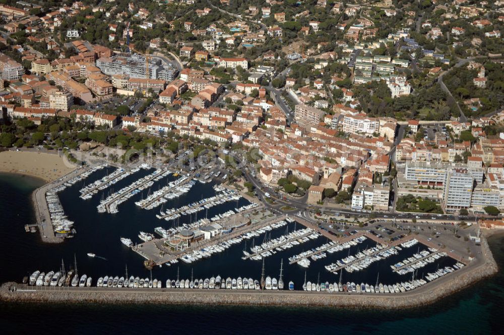 Sainte-Maxime from the bird's eye view: Blick auf Sainte-Maxime und den Hafen an der Cote d'Azur in Frankreich. Der Yachthafen hat über 700 Liegeplätze.