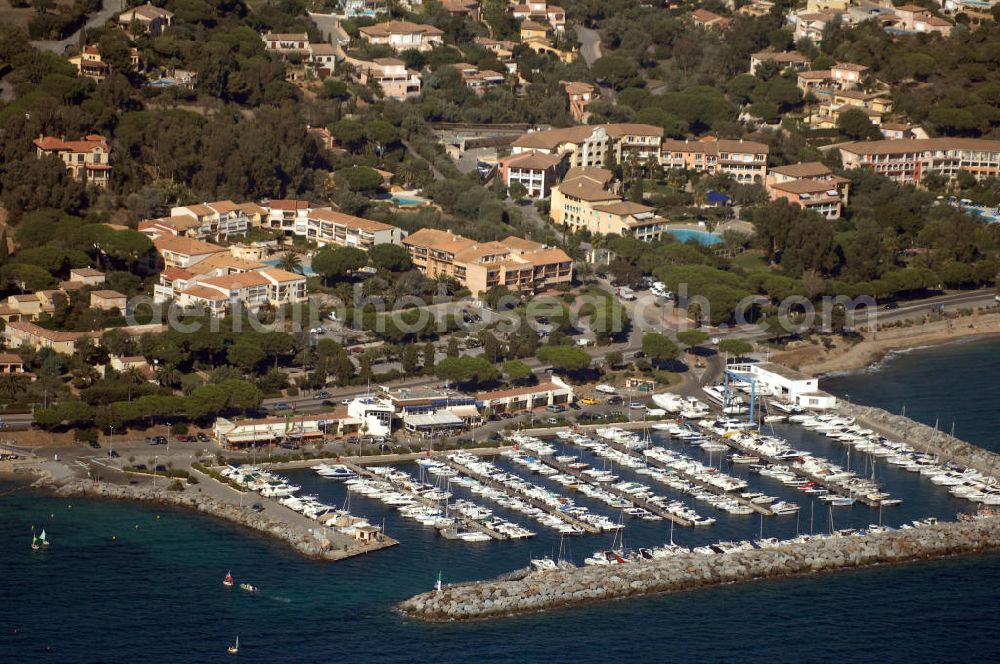 San-Peire-sur-Mer from the bird's eye view: Blick auf den Hafen von San-Peire-sur-Mer an der Cote d' Azur in Frankreich.