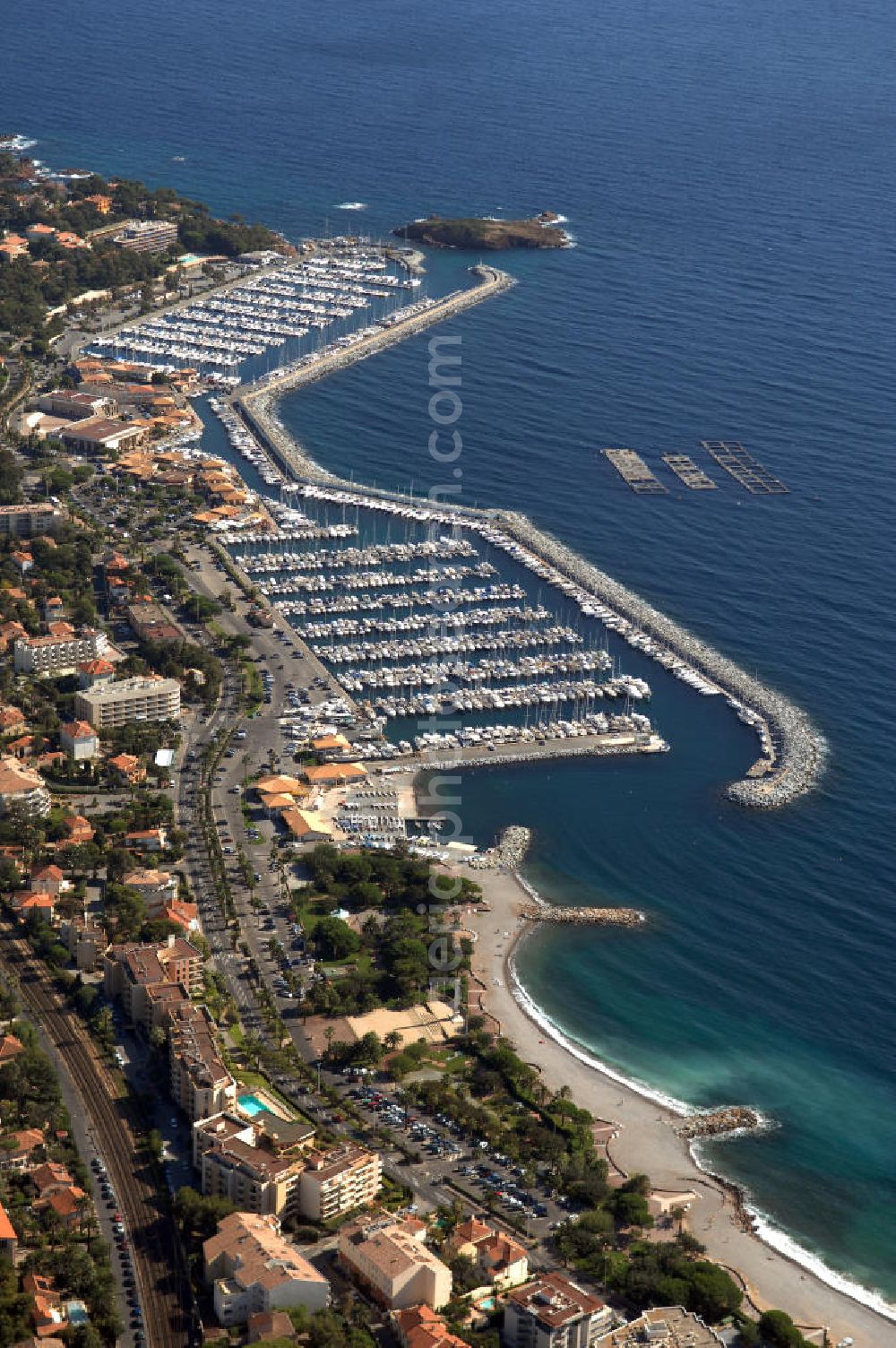 Saint-Raphael from the bird's eye view: Blick auf den Hafen Santa Lucia in Saint-Raphael an der Cote d' Azur in Frankreich.