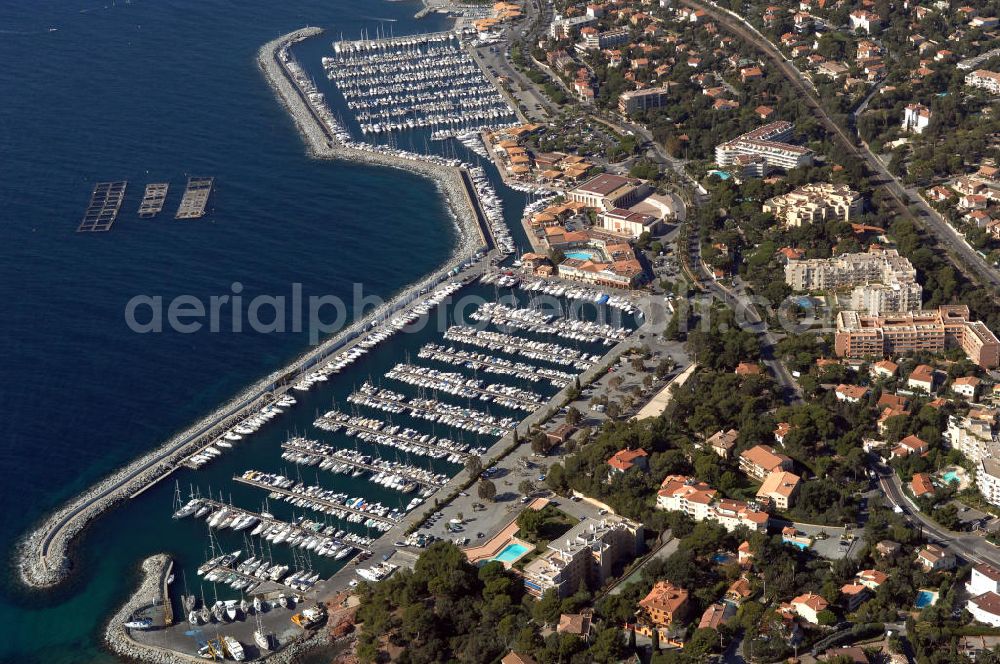 Aerial photograph Saint-Raphael - Blick auf den Hafen Santa Lucia in Saint-Raphael an der Cote d' Azur in Frankreich.