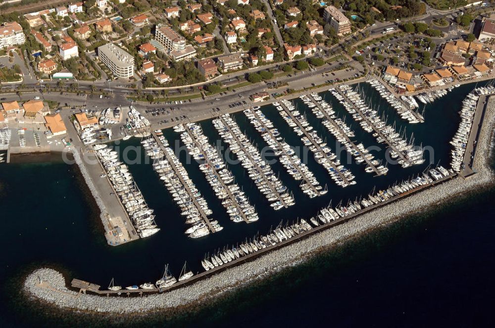 Saint-Raphael from above - Blick auf einen Teil vom Hafen Santa Lucia in Saint-Raphael an der Cote d' Azur in Frankreich.