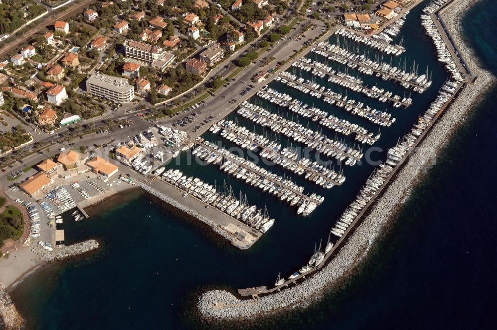 Saint-Raphael from the bird's eye view: Blick auf einen Teil vom Hafen Santa Lucia in Saint-Raphael an der Cote d' Azur in Frankreich.