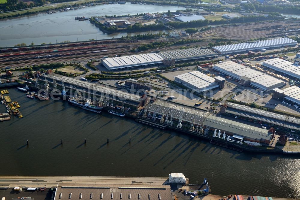 Hamburg from the bird's eye view: Port facility Bremer Kai in Hamburg-Mitte / Kleiner Grasbrook. A project of the Hamburg Port Authority HPA