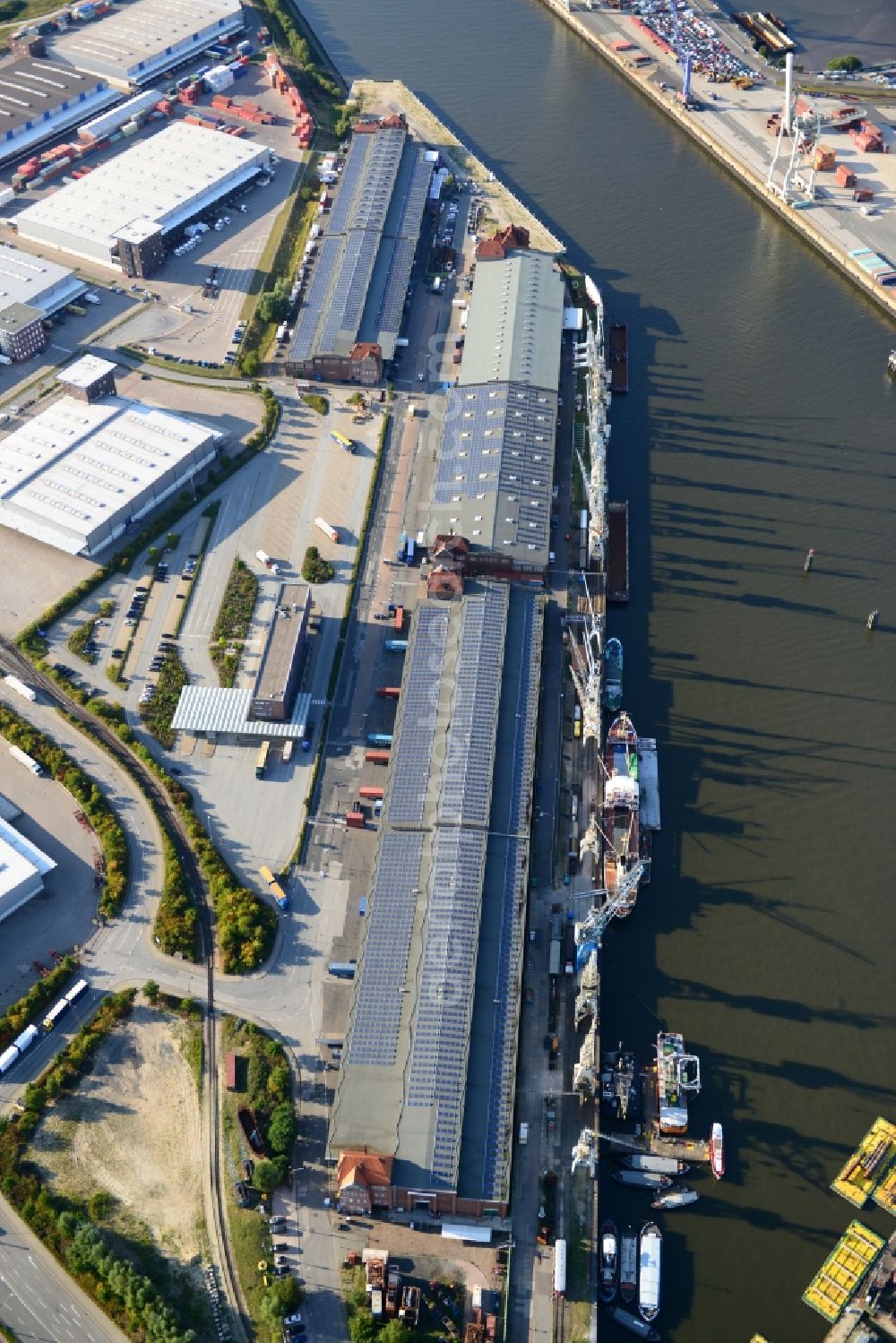 Hamburg from the bird's eye view: Port facility Bremer Kai in Hamburg-Mitte / Kleiner Grasbrook. A project of the Hamburg Port Authority HPA