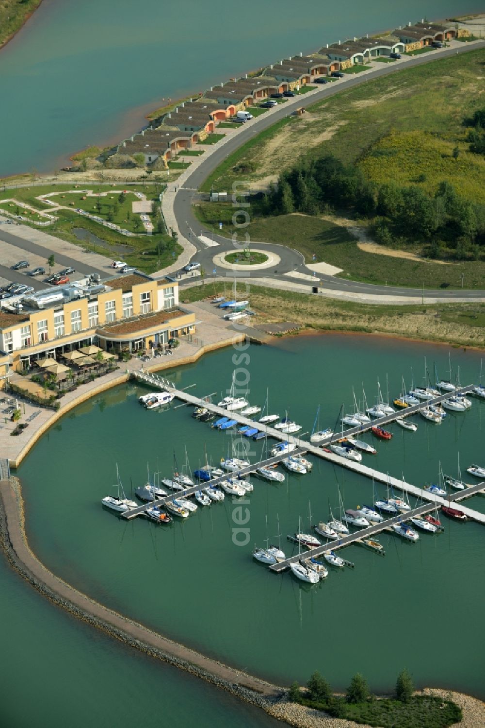 Grosspösna from the bird's eye view: Port facility at the resort Lagovida on the Magdeborner peninsula in the reclamation area Neuseenland Stoermthaler lake at Grosspoesna in Saxony