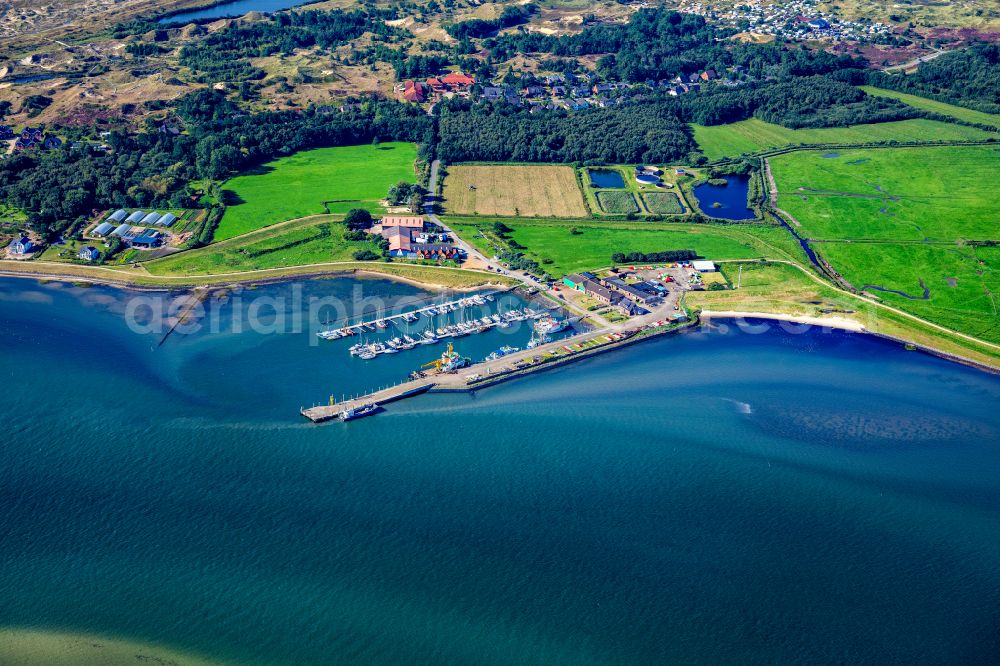 Aerial photograph Wittdün auf Amrum - Little port Tonnen- und Segelhafen with piers in Wittduen auf Amrum in the state Schleswig-Holstein