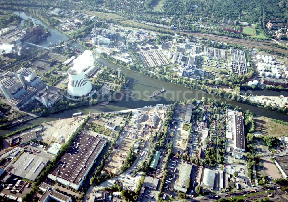 Berlin - Spandau from above - Hafenanlagen der BEHALA an der Nonnendammallee in Berlin - Spandau am Heizkraftwerk Reuter - West.