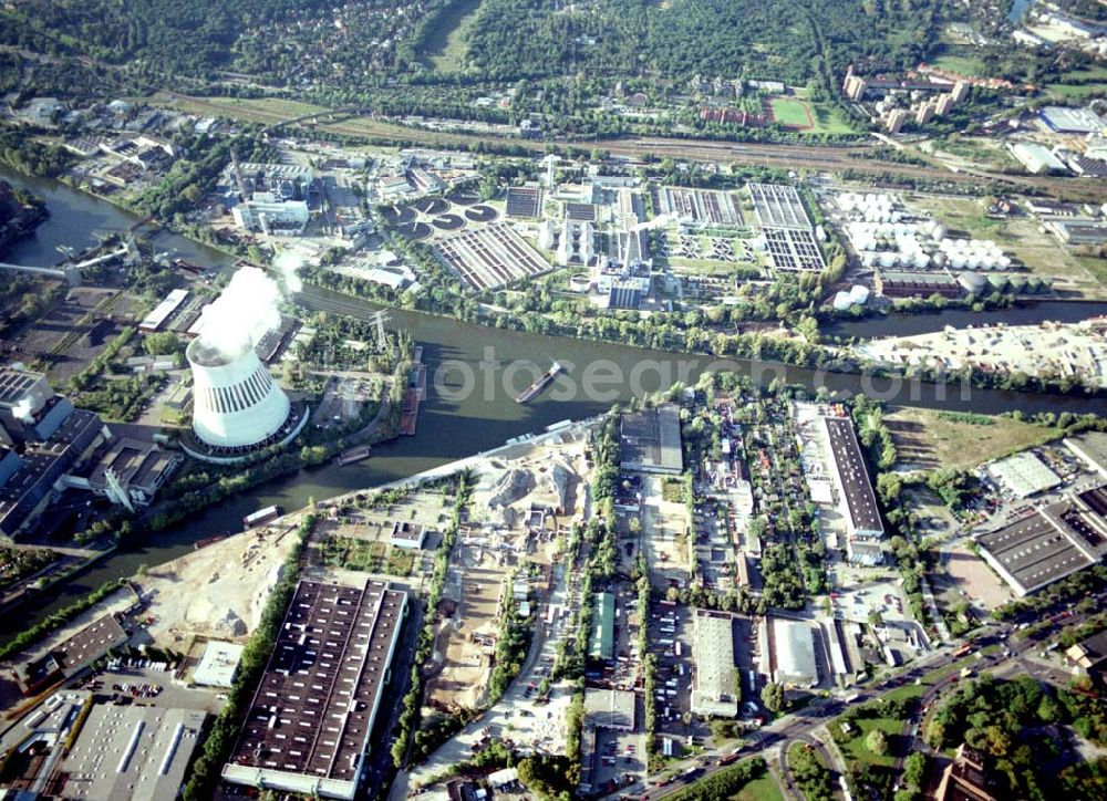 Aerial photograph Berlin - Spandau - Hafenanlagen der BEHALA an der Nonnendammallee in Berlin - Spandau am Heizkraftwerk Reuter - West.