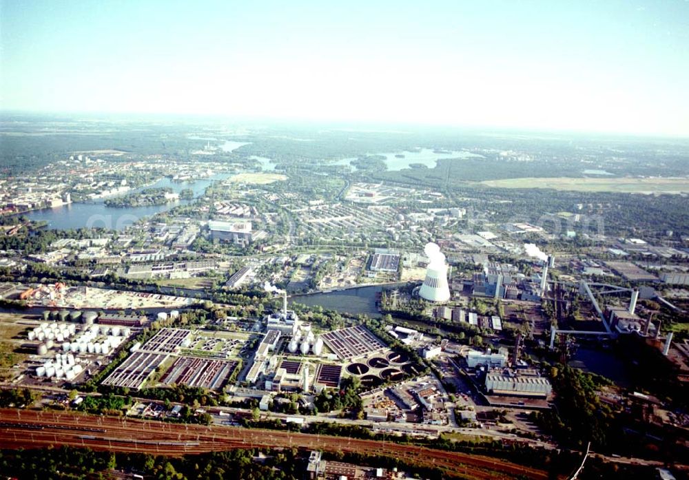 Aerial photograph Berlin - Spandau - Hafenanlagen der BEHALA an der Nonnendammallee in Berlin - Spandau am Heizkraftwerk Reuter - West.