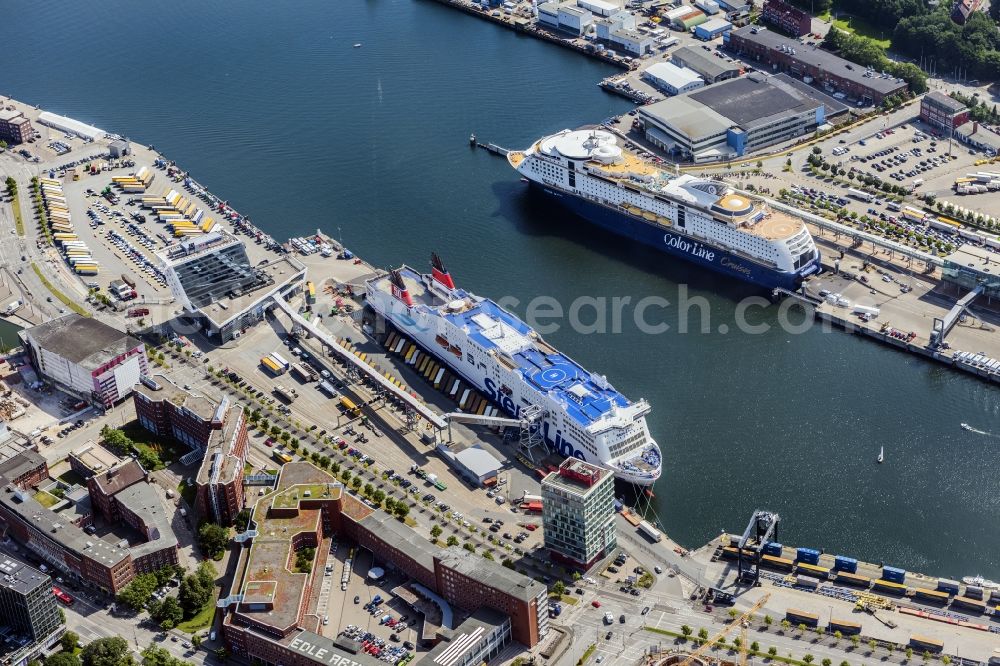 Aerial photograph Kiel - Docks with office building and freight forwarding and logistics companies in Kiel in the state Schleswig-Holstein